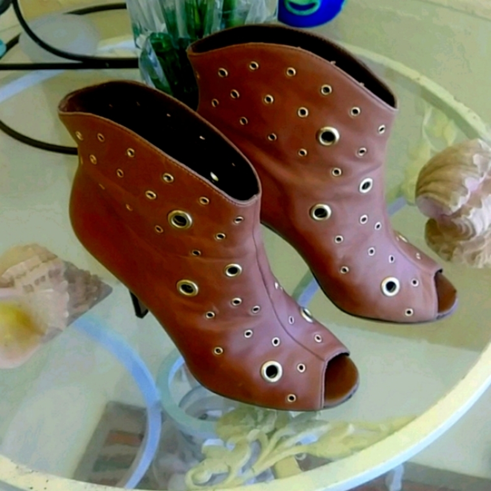 BCBG OPEN TOE. RIVETS LEATHER ANKLE BOOTIES